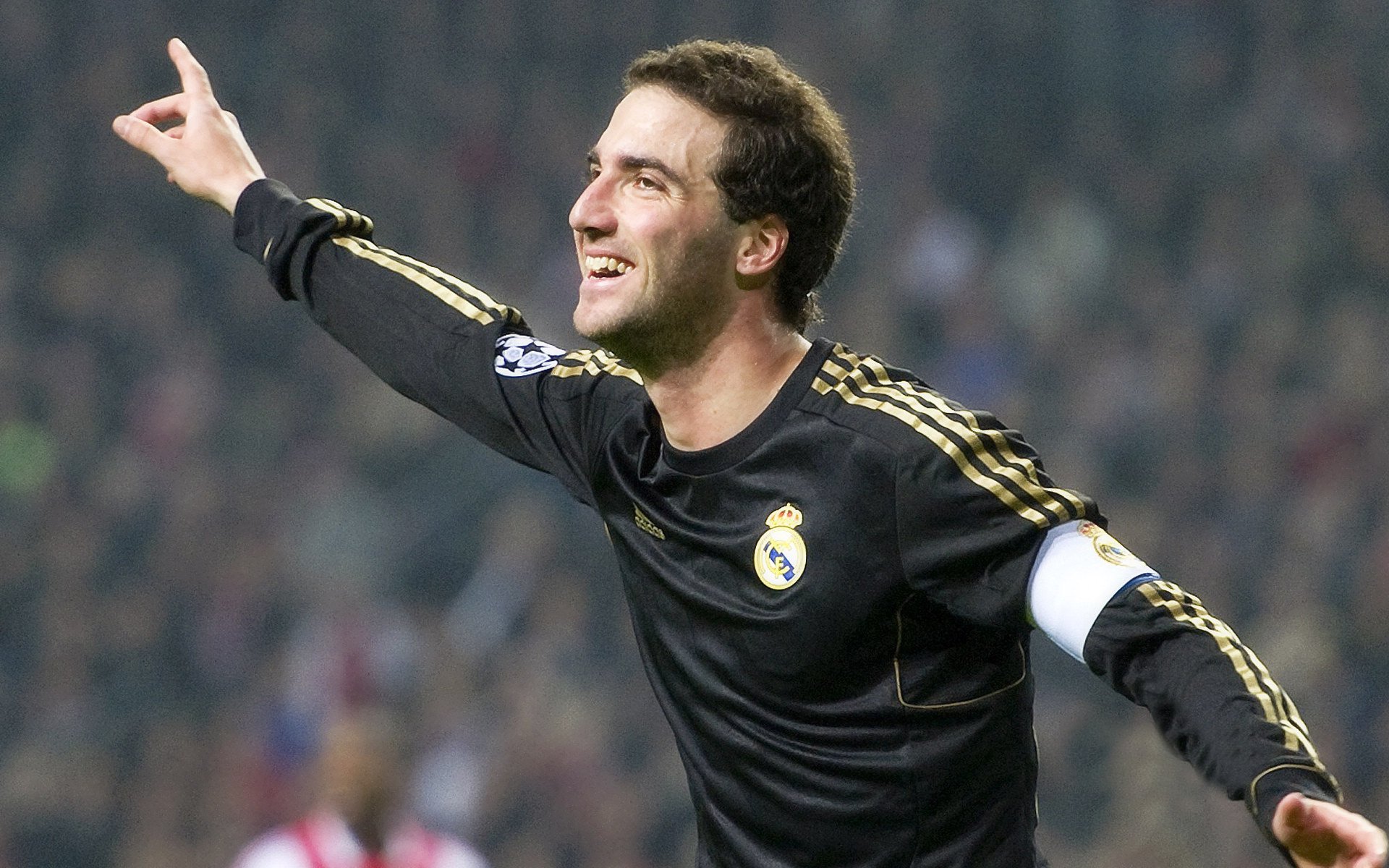 激烈足球对决中球队进攻节奏快速，足球对抗赛