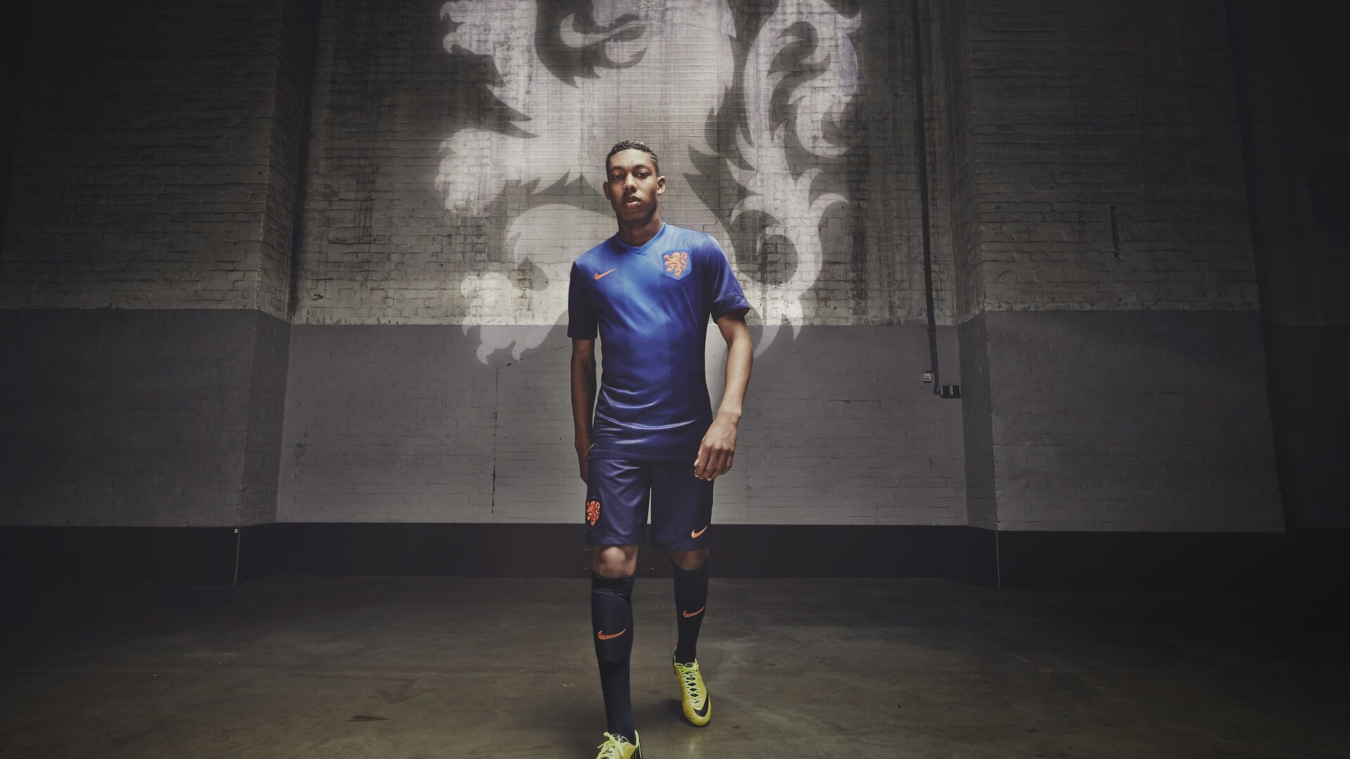 球迷故事：他们的支持让球队更有力量，球迷们正在为队员们加油鼓劲